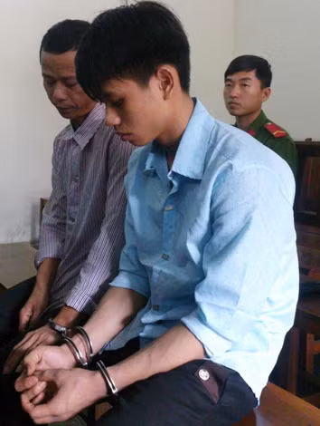 Cha con bị cáo Bình trong giờ nghị án.