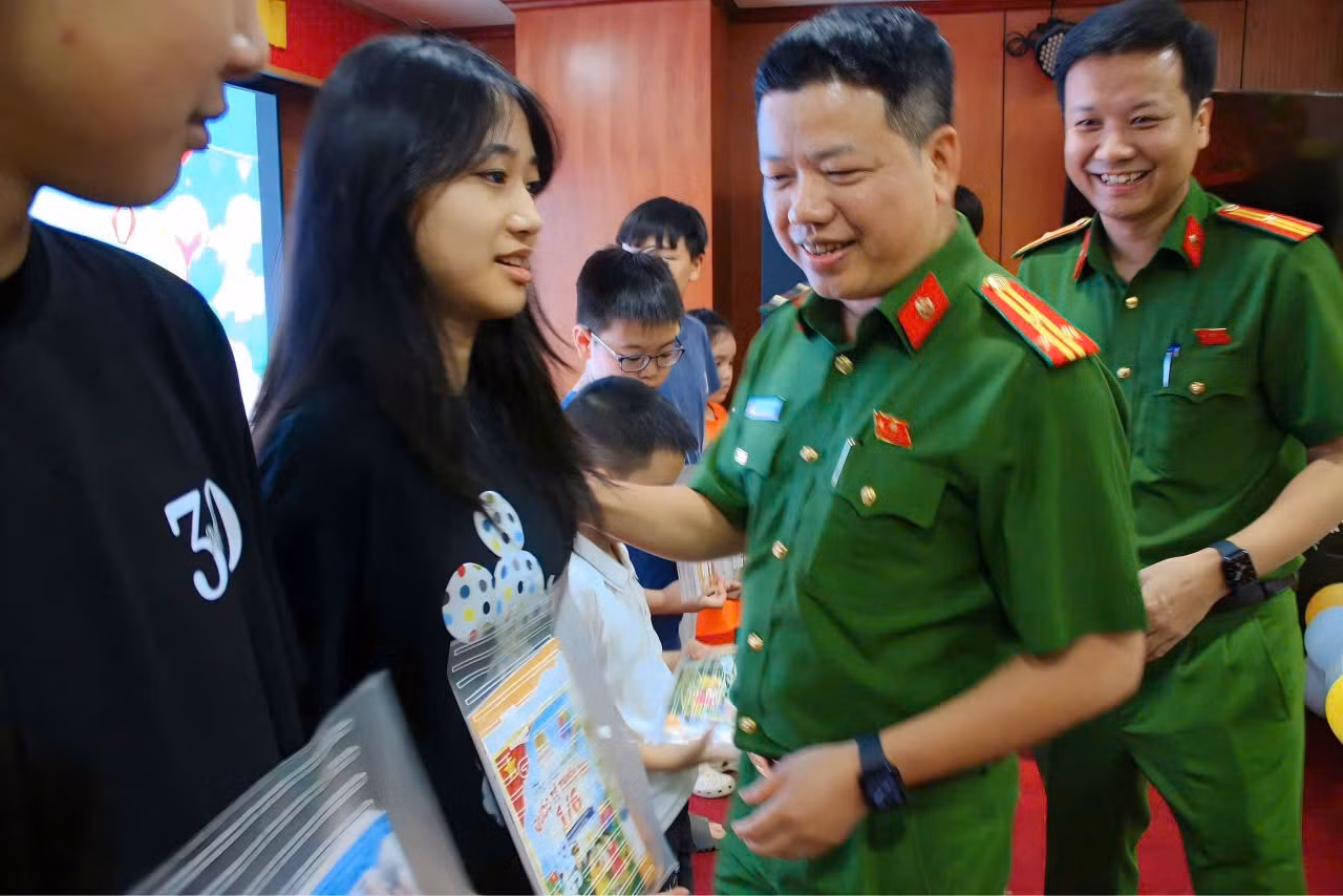 thuong-ta-nguyen-thanh-lam-dai-dien-don-vi-trao-qua-cho-con-em-cbcs-nhan-ngay-1-6.jpg