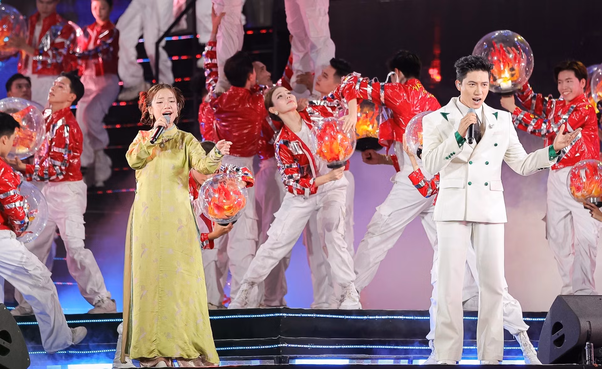 anh-5-ca-si-bieu-dien-trong-gala-am-nhac-to-quoc-binh-yen.jpg