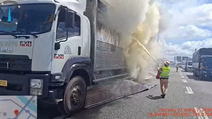 CSGT dập tắt kịp thời đám cháy xe tải trên cao tốc