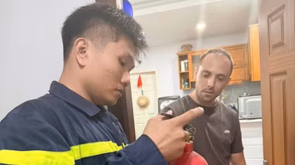 Sử dụng ngoại ngữ tuyên truyền PCCC đến với người nước ngoài lưu trú ở TP Hồ Chí Minh