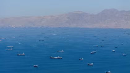 Mỹ tiếp tục không kích Iran, căng thẳng tại eo biển Hormuz chưa hạ nhiệt