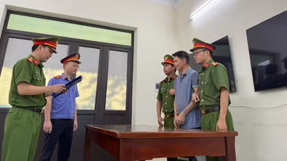Phú Thọ: Khởi tố người cha hành hạ hai con gái ruột