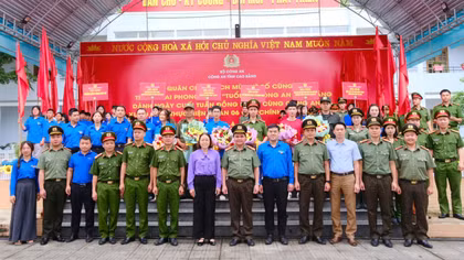 Công an tỉnh Cao Bằng ra quân “Chiến dịch mùa hè số cùng VNeID” 