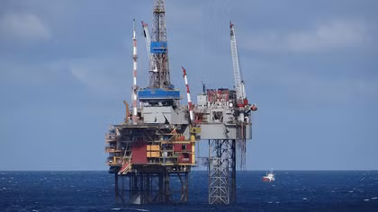 Giá dầu Brent vượt 100 USD/thùng do lo ngại xung đột tại Trung Đông