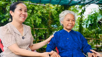 Chuyện tình bất tử của cô giao liên bên sông Vàm Cỏ Đông