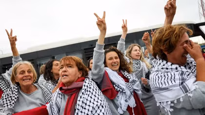 Israel trục xuất hàng trăm nhà hoạt động quốc tế tham gia đoàn tàu cứu trợ Gaza