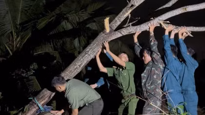 Công an xã giúp dân khắc phục nhà cửa bị hư hỏng do dông lốc 