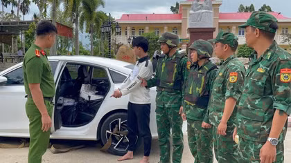 Tạm giữ 2 đối tượng trên xe ô tô chở gần 4.000 gói thuốc lá ngoại 