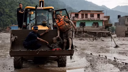 Lở đất và lũ quét kinh hoàng tại biên giới Nepal - Trung Quốc