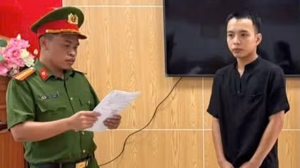 Triệt phá đường dây lừa đảo "vé cào trúng thưởng"