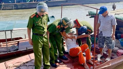Cảnh sát 113 phối hợp cứu người đàn ông nhảy cầu trên sông Lô