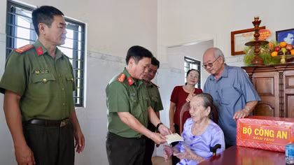 Lãnh đạo Bộ Công an tri ân liệt sĩ, thăm gia đình chính sách
