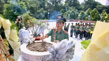 Thứ trưởng Phạm Thế Tùng tri ân các Anh hùng liệt sĩ Công an nhân dân