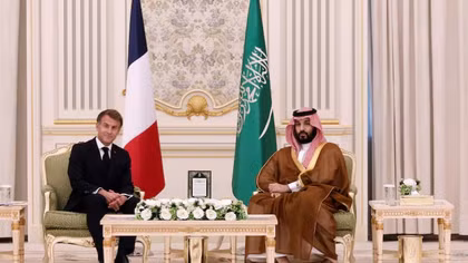 Tổng thống Pháp bất ngờ đến thăm Arab Saudi