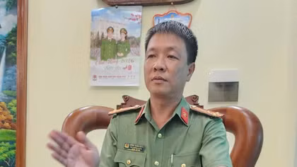 Thượng tá Lường Xuân Hùng kể lại việc sơ cứu bé gái Vũ Lê Hồng Hạnh sau khi bị tai nạn do xe máy bất ngờ nổ lốp.
