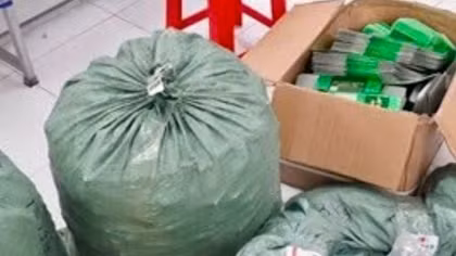 Bắt 2 đối tượng điều hành sản xuất hàng chục ngàn chai dầu gió giả