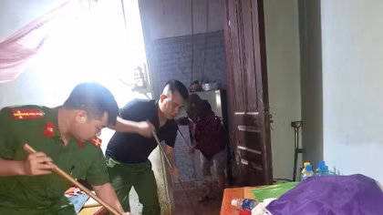  Công an tỉnh Phú Thọ giúp dân khắc phục hậu quả sạt lở