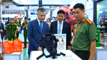 Thứ trưởng Nguyễn Ngọc Lâm tham quan Triển lãm quốc tế về phòng cháy, chữa cháy