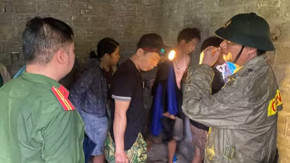 Công an xã kịp thời cứu người, giúp dân trong mưa lũ