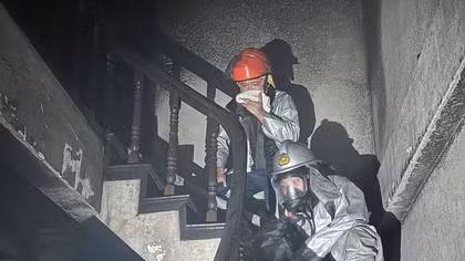 Công an Hà Nội kịp thời cứu 2 người mắc kẹt trong đám cháy