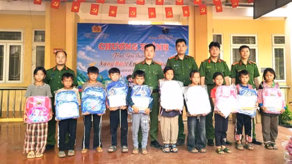 Công an tỉnh Phú Thọ tiếp sức học sinh khó khăn trước thềm năm học mới