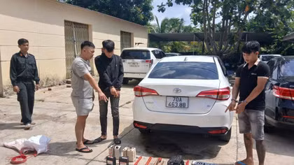 Sử dụng xe ô tô biển số giả đi bắn trộm chó mỗi đêm