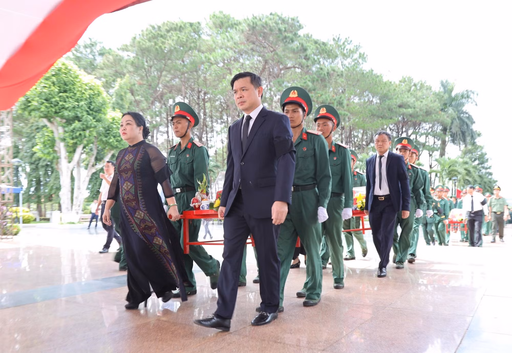 Lãnh đạo Đảng, Nhà nước và lực lượng vũ trang đưa hài cốt các liệt sĩ đến an táng tại Nghĩa trang liệt sĩ tỉnh