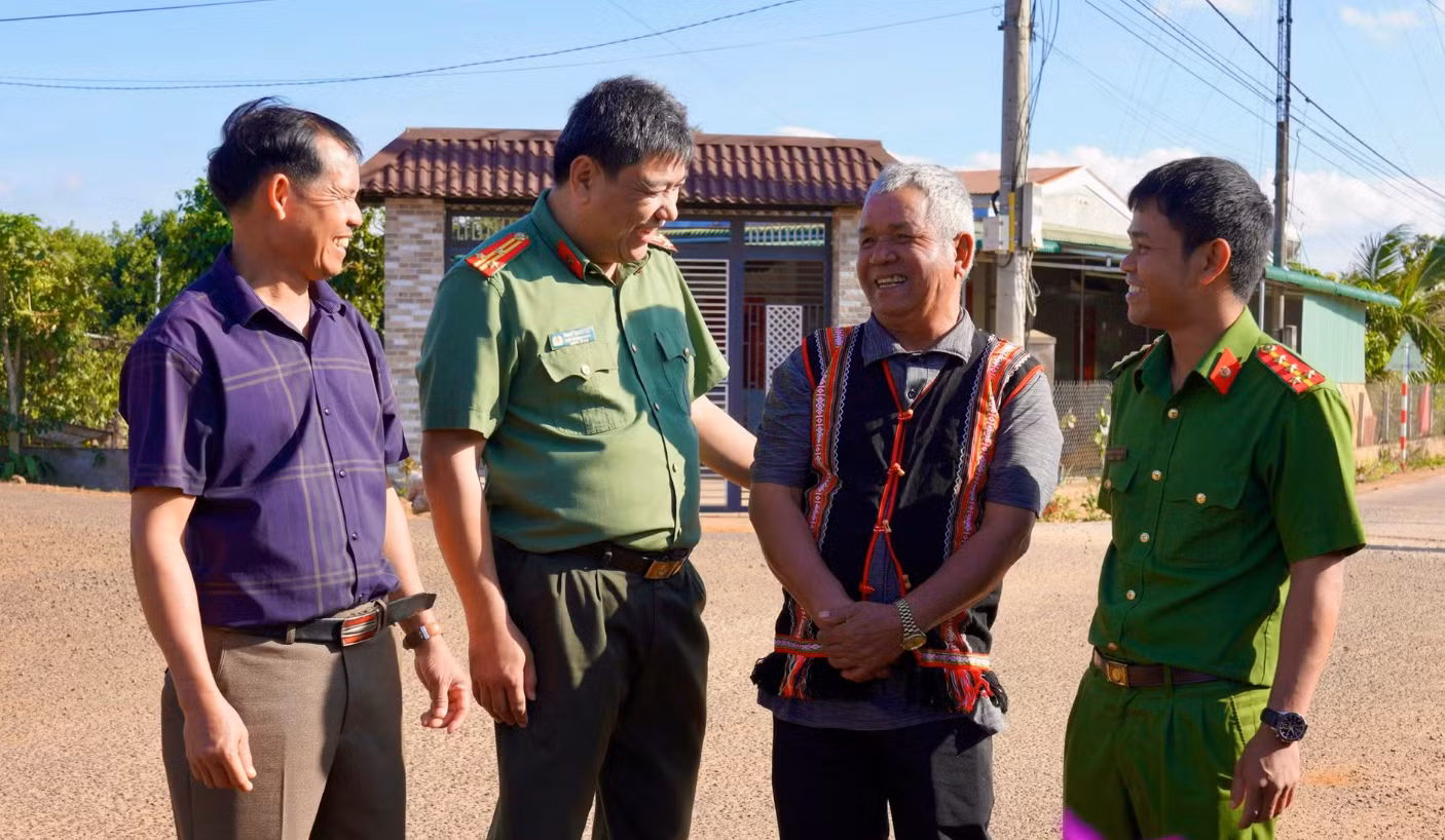 luc-luong-cong-an-tranh-thu-nguoi-co-uy-tin-de-tuyen-truyen-nguoi-dan-lang-van-xa-ia-ly-khong-nghe-khong-tin-theo-fulro.png