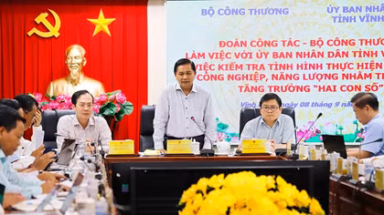 Bí thư Tỉnh ủy Vĩnh Long Trần Văn Lâu phát biểu tại buổi làm việc với Đoàn công tác Bộ Công thương về thực hiện phát triển công nghiệp, năng lượng và trao đổi các giải pháp thúc đẩy tăng trưởng hai con số.