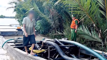 Công an Vĩnh Long tuần tra, xử lý nạn “cát tặc” trên sông