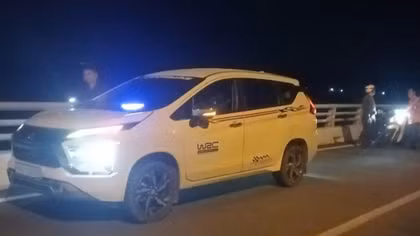 Tài xế bỏ lại ôtô, ví tiền trên cầu Cổ Chiên rồi... mất tăm