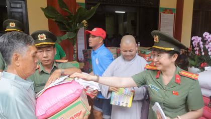 Công an Đồng Tháp tổ chức khám bệnh, tặng quà cho người dân