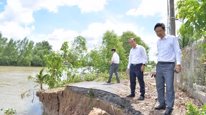 Sạt lở ở Đồng Tháp, nhiều tuyến đường giương hàm ếch