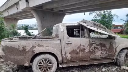 Phát hiện ô tô dưới kênh, bên trong có xương người
