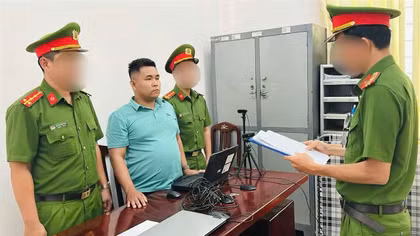 Khởi tố đối tượng đi ngược chiều gây va chạm giao thông rồi đánh tài xế