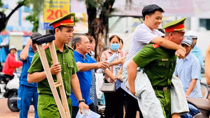 Công an hỗ trợ cõng thí sinh đến tận phòng thi