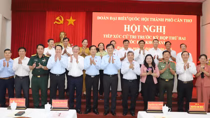 Trưởng Ban Tổ chức Trung ương Nguyễn Duy Ngọc tiếp xúc cử tri tại Cần Thơ
