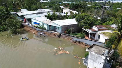 ĐBSCL: Liên tiếp sạt lở đất bờ sông, chia cắt giao thông
