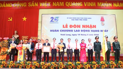 Đại học Trà Vinh đón nhận Huân chương Lao động hạng Nhất