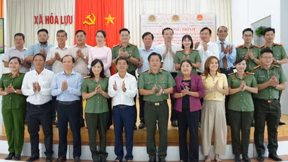 Công an Đồng Tháp trao nhà tình nghĩa, tặng xe đạp cho học sinh