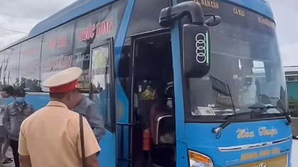 Xử lý phương tiện chở vượt quá 15 hành khách từ thông tin của người dân