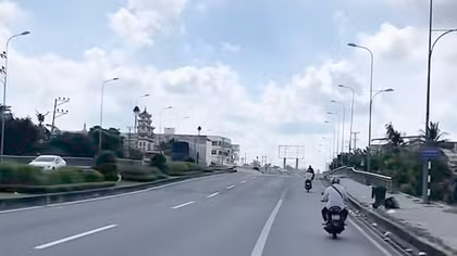 Truy tìm người lái xe mô tô liên quan vụ tai nạn chết người trên cầu Sang Trắng 1