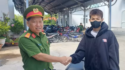 Nam sinh cảm ơn Công an phường phá án nhanh, tìm lại tài sản 