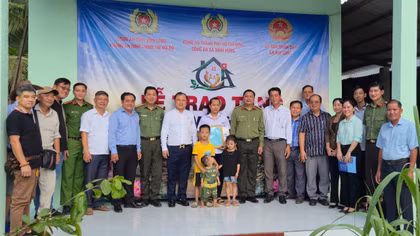Công an Vĩnh Long trao “Mái ấm bình yên” cho các hoàn cảnh khó khăn
