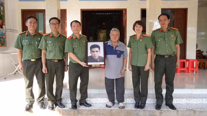 Cục An ninh đối ngoại Bộ Công an tri ân gia đình liệt sĩ tại Đồng Tháp