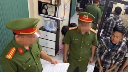 Đánh người, còng tay rồi bắt viết giấy nợ hơn nửa tỷ đồng