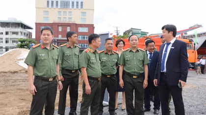 Trung tướng Đặng Hồng Đức, Thứ trưởng Bộ Công an kiểm tra hiện trường, trước khi thực hiện Lễ khởi công.