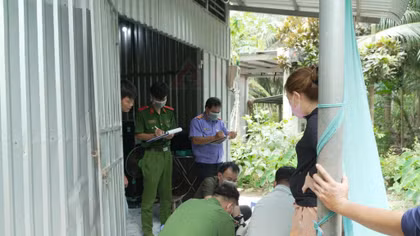 Con gái tá hỏa phát hiện cha cầm dao đâm mẹ trong phòng ngủ