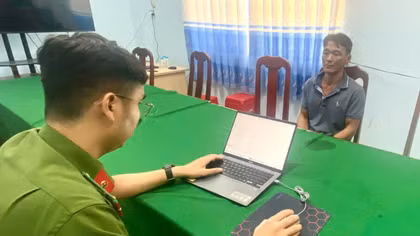 Ra đầu thú sau khi cản trở khai thác mỏ cát trên sông Hậu